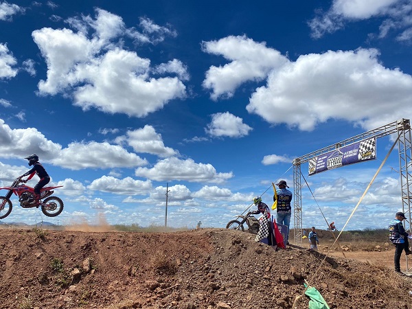 Com incentivo da Prefeitura de Sousa, Cidade Sorriso recebe competição de Moto Cross com R$ 20 mil em premiações 
